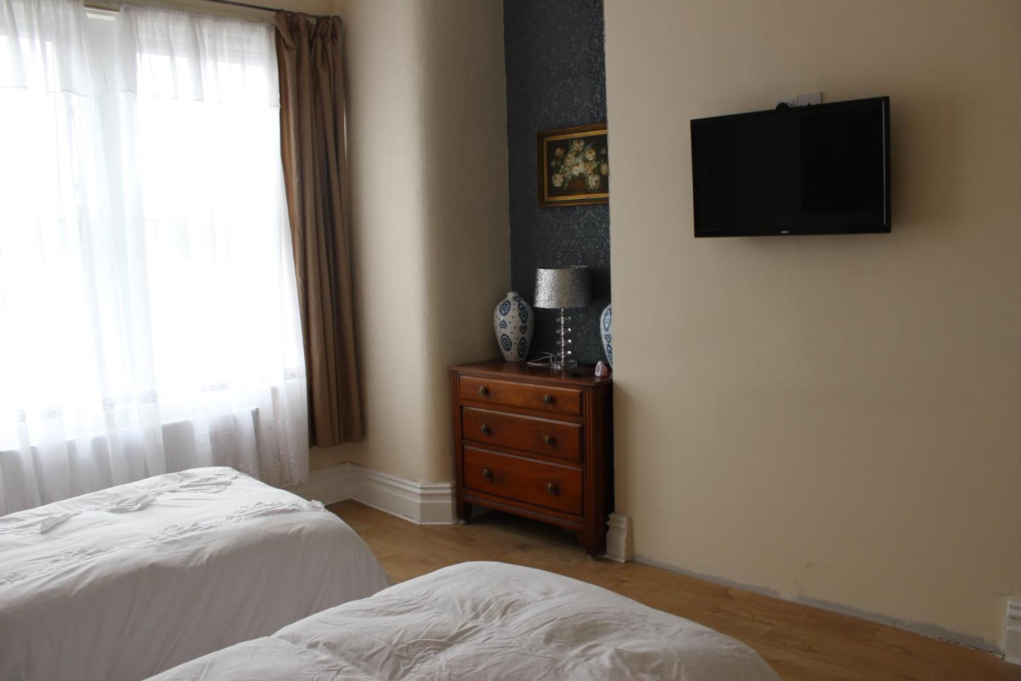 Guest house Mother-in-law Leeds (West Yorkshire)